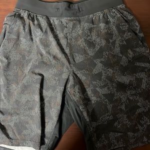 Men’s medium lululemon shorts 7inch inseam